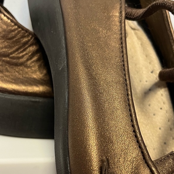 NWOT A’RCOPEDICO Soft skin Ergonomic Foot Wear Gold Shimmering Flats !! - Picture 3 of 9